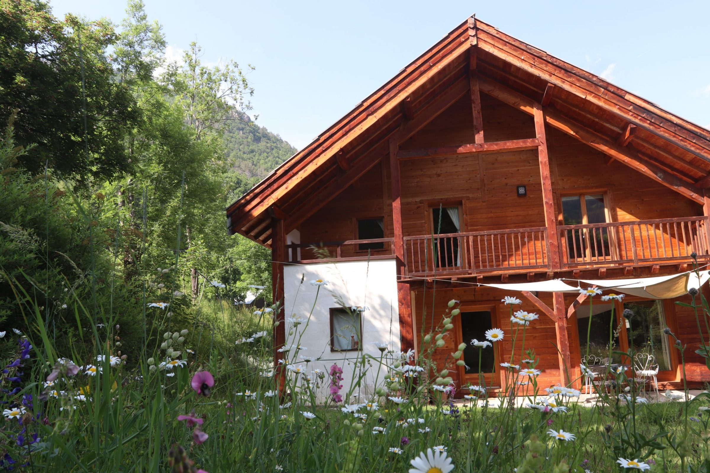 23-RebeccaExtérieur chalet fleurs7237